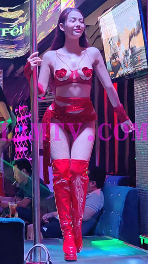 九头身的白嫩皮肤美女大长腿过膝红皮靴超小乳贴红色绑带闪闪发光-4K视频