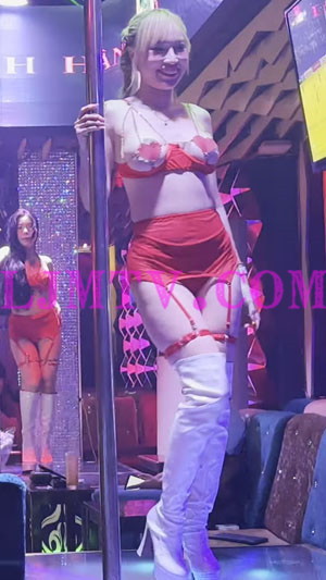 两个小辫黄毛小妹超小胸贴露球吊带超短裙过膝乳白皮靴钢管舞-4K视频