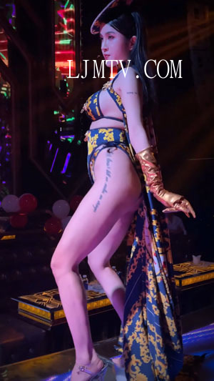 好身材的蓝黄绑带奶罩三角裤的大长腿水晶高跟鞋舞女