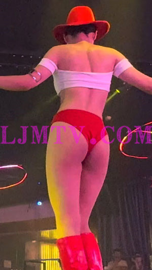 身材不错戴着飞碟帽的红色三角裤红皮靴热舞女人-4K视频