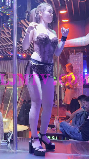 黄发少妇棕色蕾丝束胸情趣内衣豹纹裹臀大秀舞蹈-4K视频