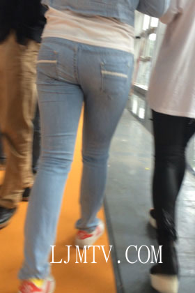 小龙大师精品街拍系列合集-展会牛仔小少妇
