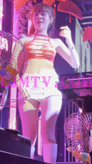 近距离拍摄马尾辫镂空情趣背心的白色短裤女DJ-4K视频