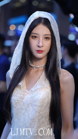 2025上海车展美女模特赫凛贴片反光斗笠装