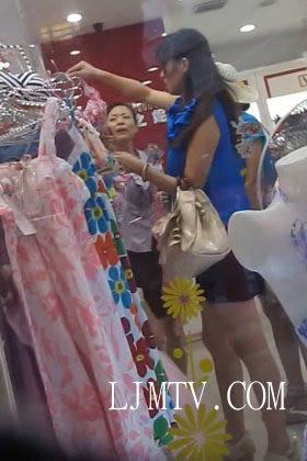 大忽悠街拍大忽悠潜伏在内衣店忽悠清纯包臀少妇穿丝袜6 (1)