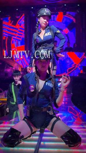 身穿美国女警制服的黑色过膝皮靴热舞几个美女