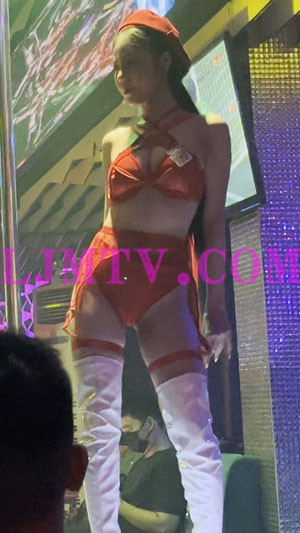 头戴贝雷帽的红色绑带领舞演出服过膝白色皮靴大秀-4K视频