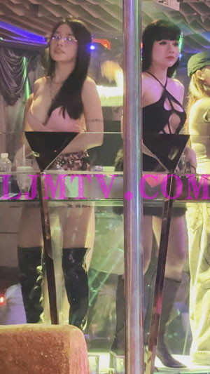 夜店打碟女孩戴眼镜粉红奶罩豹纹超短裙黑色过膝靴真骚气-4K视频