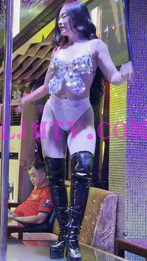 银色闪光贴片吊带裹胸的白色高腰裤三角裤卷发气质美女过膝黑皮靴-4K视频