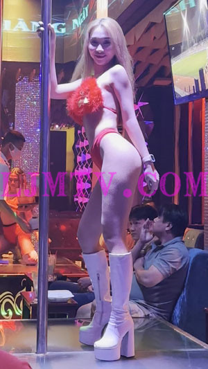 黄发毛绒吊带奶罩红色三角裤的白皮靴艳舞女郎-4K视频