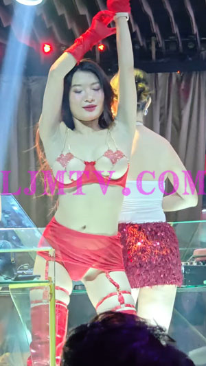 骚气爆棚的红唇卷发美女超小乳贴露出两个大球透视超短裙露内慢摇-4K视频