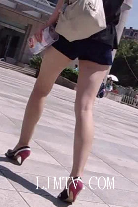街拍客极品热裤精选120部R65浑身散发着肉欲的气息，路上男人都惊呆了