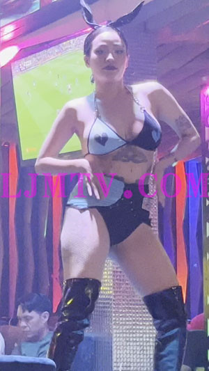 非常野性的腹部纹身蓝白相间比基尼黑色过膝靴的钢管舞女郎-4K视频