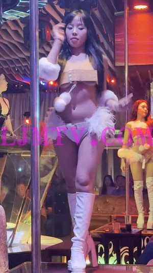 小麦肤色黑发小妹排扣绒球裹胸皮毛镶边三角裤白靴热辣跳动-4K视频