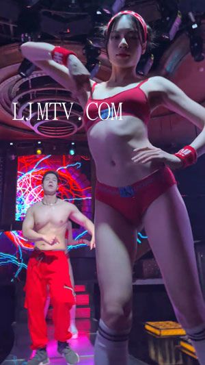 红色运动款式吊带衫三角裤的光腿足球袜辣舞妹子