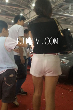 小龙大师精品街拍系列合集-圆臀白紧热裤少妇-04