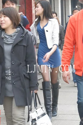 大忽悠买丝袜2013.12.30几组丝袜大骚货丝袜小腿上还有纹身外表清纯却和2个猥琐屌丝准备玩3P和长筒高靴黑丝妖艳大骚货准备和屌丝男友开房1 (2)