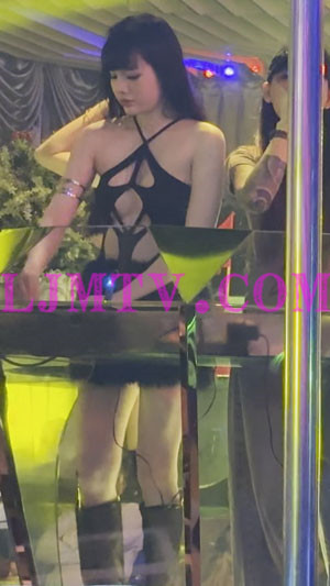交叉绑带的黑色刘海儿性感女DJ-4K视频