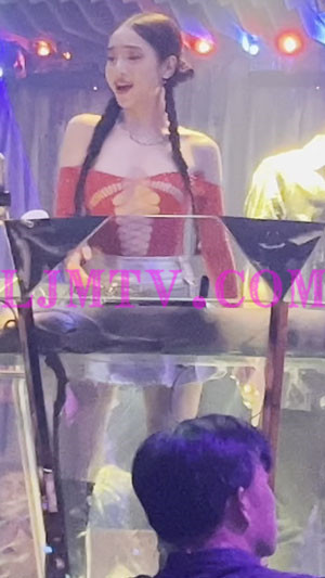 双麻花辫的红色开叉蕾丝情趣上衣银色短裙的女dj-4K视频