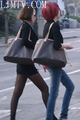 街拍客视频珍藏版丝袜美女专辑-俩个豪放女3