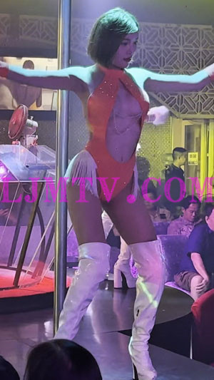 橙黄色露沟连体泳装演出服的短发美腿白色过膝长筒靴美女小妹-4K视频