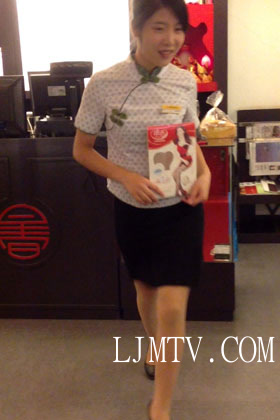 东厂街拍大忽悠买丝袜强袭抄底2013年10月合集IMG_0230_clip