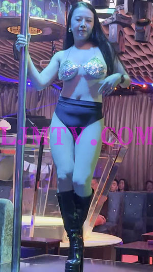 闪光满钻吊带奶罩的黑高腰裤舞女岁数不小了-4K视频