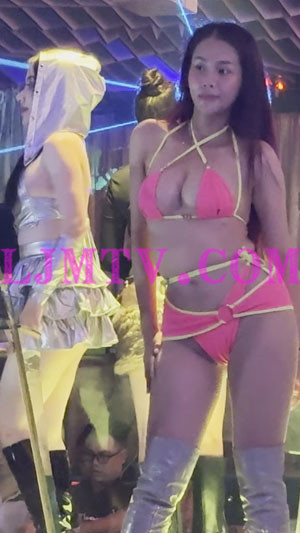 粉红色比基尼长发少妇舞台上和女DJ一起活跃气氛-4K视频