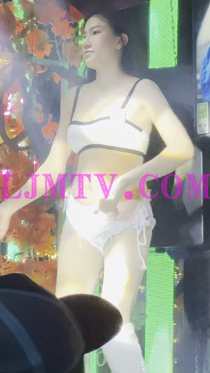 远远拍摄白色运动吊带的白色超短热裤白皮靴舞女-4K视频
