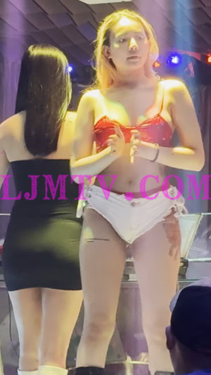 白色热裤腿部超大纹身的黄发风情舞女-4K视频