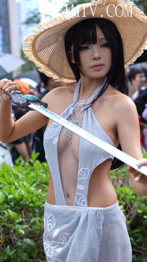 2025广州萤火虫漫展草帽黑发黑色露沟长裙手拿宝剑cosplayer