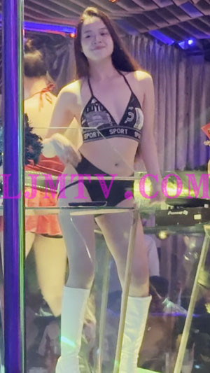 远距离拍摄小酒吧舞台中间性感女DJ-4K视频