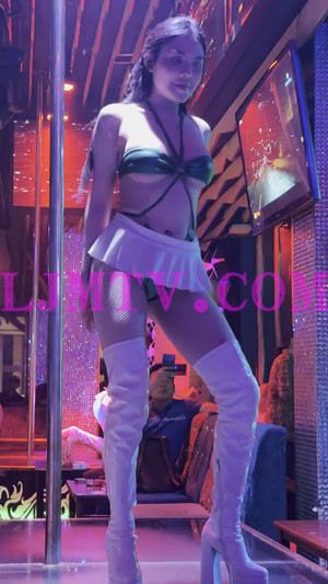 近距离拍摄超长白色皮靴的白色超短裙绑带比基尼女郎-4K视频