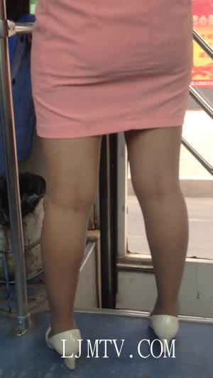 街拍大师超级白嫩玉足高清拍摄高跟丝袜-015(1)