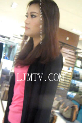 大忽悠2014.4.23【成功案例第190弹-极品175CM灰丝女神原味】星巴克门口忽悠玩微信的长腿清纯美女脱丝袜用一双新的裤袜让美女试穿迫不及待的穿上2014.4.23-1901 (12)(New1