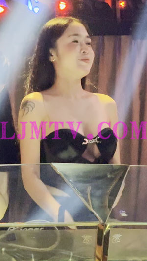 肩上有蜘蛛的粉嫩红唇小妹黑色裹胸打碟-4K视频