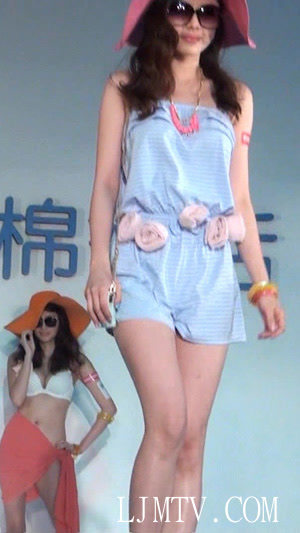 [Beautyleg]新闻视频 2013.05.24 No.144 袁艾菲化身性感妖精秀長腿美胸-144