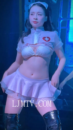 卷发小妹护士制服白色漆皮比基尼超短裙过膝黑色乳胶皮靴
