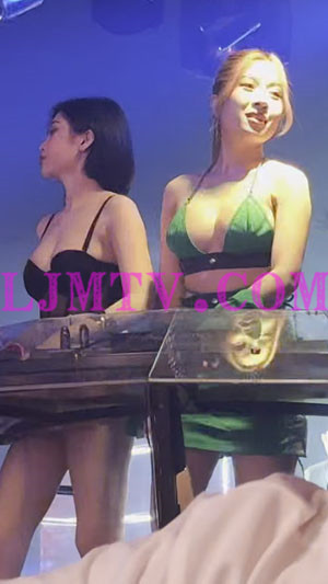 真实夜店里绿色吊带奶罩和黑色蕾丝吊带衫的好身材女dj-4K视频