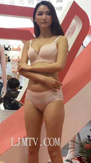 深圳SIUF内衣展两个穿着粉色无痕内衣的漂亮美腿女模特