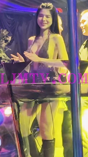 舞台灯光下性感露出半个胸部的挂脖女DJ-2K视频