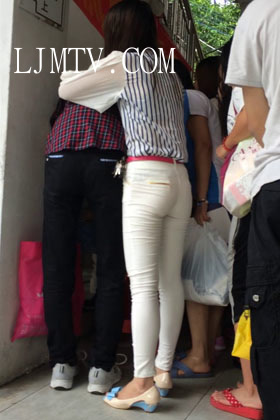 小龙大师精品街拍系列合集-圆臀白紧裤少妇-01