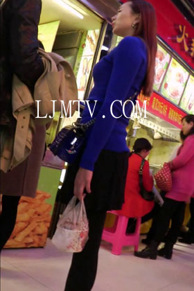 街拍客精选紧身裤热裤全集视频901-1000-清纯少妇逛美食街.