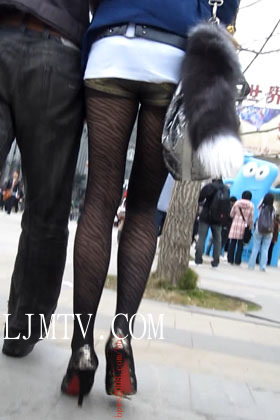 大忽悠买丝袜2014.1.23把黑丝网袜骚妇忽悠至她家中换上咖啡丝连裤袜边给老公打电话边要大忽悠揉脚和超长腿学生模特树林里扒了裤袜1