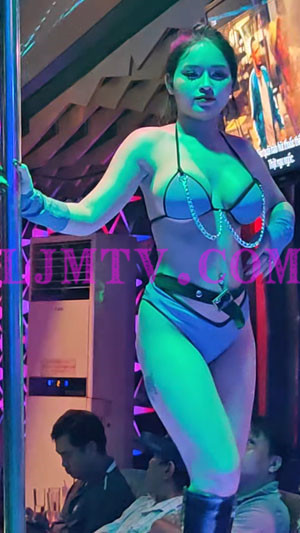 身材健美的丸子头大奶辣妹绑带比基尼黑皮靴钢管舞-4K视频