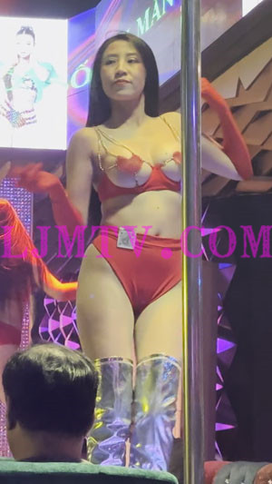 钢管舞旁边的红色超小胸贴的高腰裤银色过膝皮靴熟女-4K视频