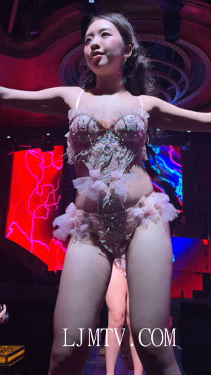 白嫩小妹花朵珠宝镶嵌裹胸花朵三角裤的光腿跳舞女人