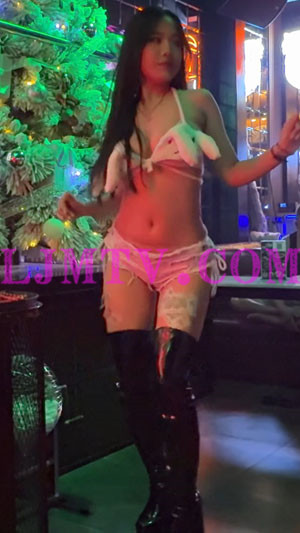 戴着小兔奶罩的牛仔热裤过膝靴舞女跳的异常欢快-4K视频
