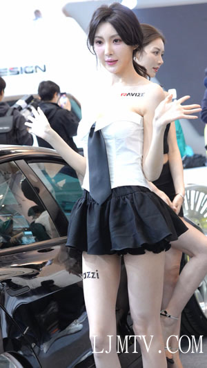 2025苏州Gtshow改装车展会模特小雪花白色裹胸领带黑色短裙美腿细高跟