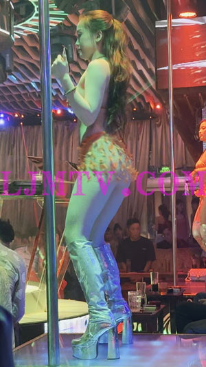 卷发马尾身穿碎花透明超短裙银靴热舞-4K视频